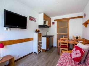 een kleine kamer met een keuken en een woonkamer bij Studio Chalet Club-7 by Interhome in Tignes