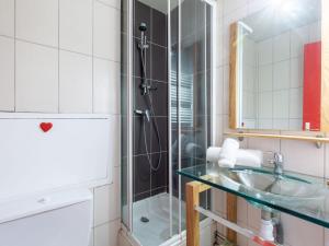uma casa de banho com um lavatório de vidro e um chuveiro em Studio Chalet Club-7 by Interhome em Tignes