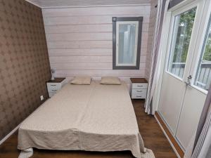 ルカにあるHoliday Home Rukanloisto a by Interhomeの窓付きの部屋にベッド付きのベッドルーム1室があります。