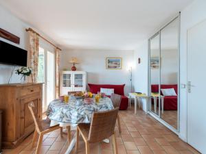 une salle à manger avec une table et des chaises dans l'établissement Apartment Les Sauvagières II-1 by Interhome, à Cavalaire-sur-Mer