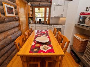 盧卡的住宿－Holiday Home Karhunpesä by Interhome，小屋内的厨房配有木桌和椅子