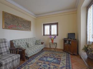 Televízia a/alebo spoločenská miestnosť v ubytovaní Holiday Home Montechioccioli-1 by Interhome