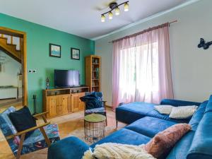 Televízia a/alebo spoločenská miestnosť v ubytovaní Holiday Home Rukavina by Interhome