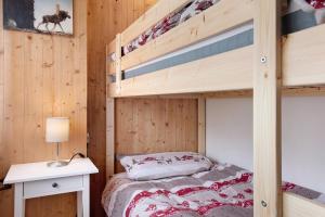 ein Schlafzimmer mit einem Etagenbett und einem Schreibtisch in der Unterkunft Casa de Lorenzo in Vodo Cadore