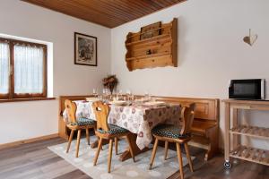 comedor con mesa y 4 sillas en Casa de Lorenzo, en Vodo Cadore
