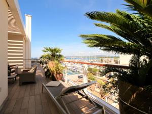 balkon z krzesłami i widokiem na port w obiekcie Apartment La Marina by Interhome w mieście Dogana