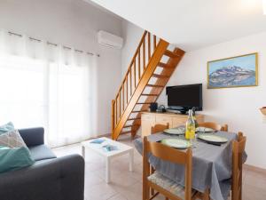 uma sala de estar com uma mesa e um sofá em Apartment Le Panama-3 by Interhome em Saint-Aygulf