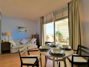 salon ze stołem i kanapą w obiekcie Apartment La Marina by Interhome w mieście Dogana