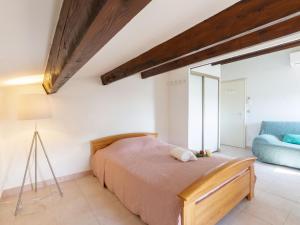 - une chambre avec un lit et un canapé bleu dans l'établissement Apartment Le Panama-3 by Interhome, à Saint-Aygulf