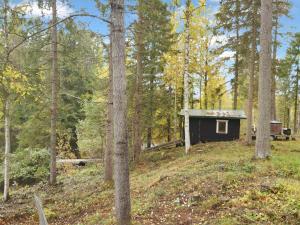 una pequeña cabaña en medio del bosque en Holiday Home Koskimökki by Interhome, en Kortteinen