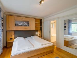 Postel nebo postele na pokoji v ubytování Apartment Zirbe Bad Gastein