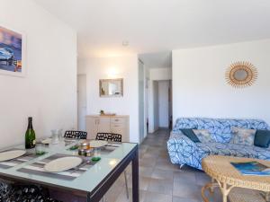 een woonkamer met een tafel en een bank bij Apartment Les Mas de la Mer-2 by Interhome in Saint-Aygulf