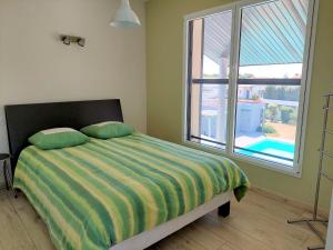 Ένα ή περισσότερα κρεβάτια σε δωμάτιο στο Apartment Les Epinettes by Interhome
