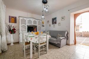 comedor con mesa y sofá en Encantadora casa de pueblo para 7 pax con gran Terraza, en Jimera de Líbar