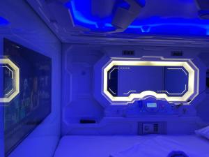 Habitación con cama con luz azul en BMAX SPACEPODS, en Pusok