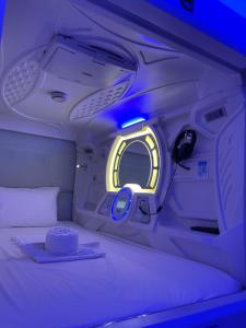 une chambre avec un lit dans un avion dans l'établissement BMAX SPACEPODS, à Pusok