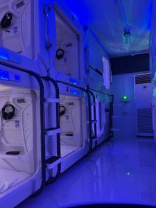 BMAX SPACEPODS في Pusok: غرفة مستشفى فارغة مع أضواء زرقاء
