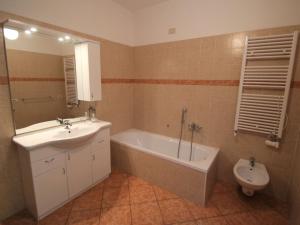 Kúpeľňa v ubytovaní Villa La Canonica-3 by Interhome