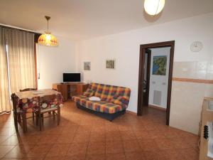 Televízia a/alebo spoločenská miestnosť v ubytovaní Villa La Canonica-3 by Interhome