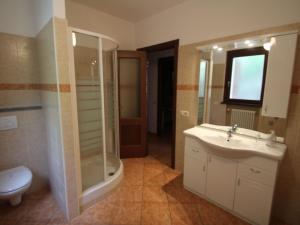 Kúpeľňa v ubytovaní Villa La Canonica-3 by Interhome