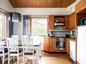 Nhà bếp/bếp nhỏ tại Holiday Home Tahkon klubitie 2 b by Interhome