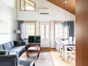 Khu vực ghế ngồi tại Holiday Home Tahkon klubitie 2 b by Interhome