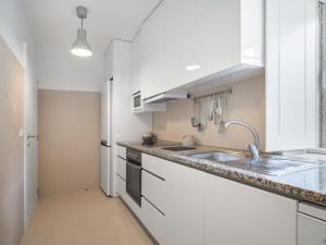 una cocina con armarios blancos y fregadero en Holiday Home De Pedral by Interhome en Castelo do Neiva