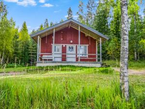 LahdenkyläにあるHoliday Home Kinturi by Interhomeの森の中の赤い小屋