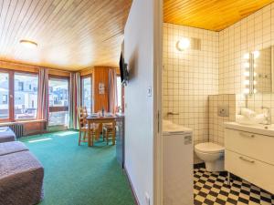 ティーニュにあるStudio Les Tufs - Val Claret-7 by Interhomeのバスルーム(洗面台、トイレ付)が備わる客室です。