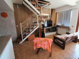 BrezzoにあるHoliday Home Silvia by Interhomeのリビングルーム(テーブルと椅子のある階段付)