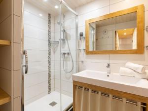 ティーニュにあるApartment Grand Roc - Val Claret-1 by Interhomeのバスルーム(シャワー、シンク、鏡付)