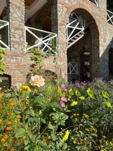 un jardín de flores frente a un edificio en Guest House Lali, en Signagi