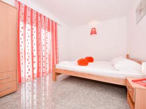 Postel nebo postele na pokoji v ubytování Apartment Jelena by Interhome