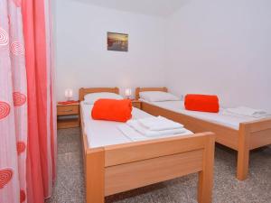 Postel nebo postele na pokoji v ubytování Apartment Jelena by Interhome