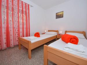 Postel nebo postele na pokoji v ubytování Apartment Jelena by Interhome