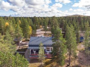 an overhead view of a house in the woods at Holiday Home Villa taiga by Interhome in Ylikyro