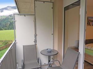 Pokój ze stołem i krzesłami oraz balkonem w obiekcie Apartment Apart Annabell by Interhome w mieście See