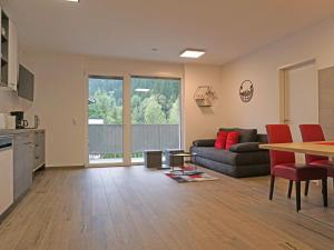 salon z kanapą i stołem w obiekcie Apartment Apart Annabell by Interhome w mieście See