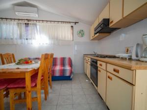 Kuchyň nebo kuchyňský kout v ubytování Apartment Ivka - apt-3 by Interhome