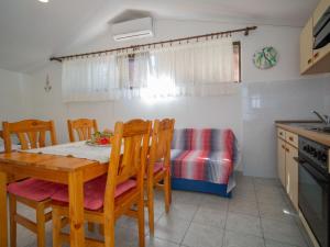 Kuchyň nebo kuchyňský kout v ubytování Apartment Ivka - apt-3 by Interhome