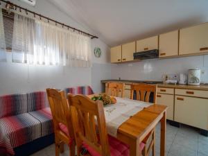 Kuchyň nebo kuchyňský kout v ubytování Apartment Ivka - apt-3 by Interhome