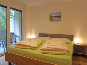 sypialnia z zielonym łóżkiem z 2 poduszkami w obiekcie Apartment Apart Annabell by Interhome w mieście See