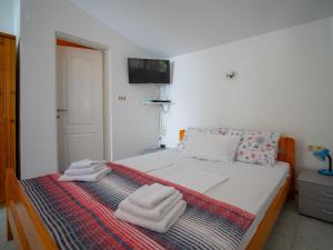 Postel nebo postele na pokoji v ubytování Apartment Ivka - apt-3 by Interhome
