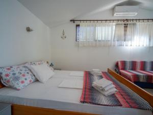 Postel nebo postele na pokoji v ubytování Apartment Ivka - apt-3 by Interhome