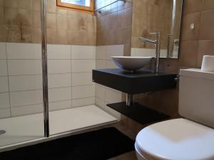 ein Bad mit einem Waschbecken und einem WC in der Unterkunft Chalet Chalet Les Pitchounes by Interhome in Moleson