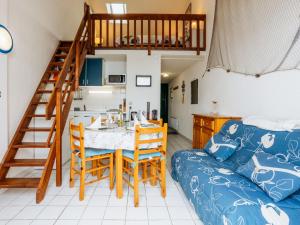 eine Küche und ein Wohnzimmer mit einem Tisch und einem Sofa in der Unterkunft Apartment Les Roches Bleues-7 by Interhome in Collioure