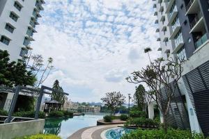 uma piscina ao lado de um edifício de apartamentos em 10pax walk 4min to MRT near Axiata Bukit jalil & Pavilion2 em Seri Kembangan