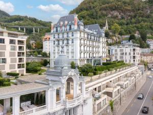 - une vue sur un bâtiment d'une ville dans l'établissement Apartment Le Belvédère D3-8 by Interhome, à Montreux