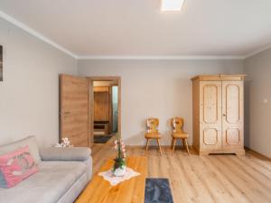 - un salon avec un canapé et deux chaises dans l'établissement Apartment Poyraz, à Bad Gastein