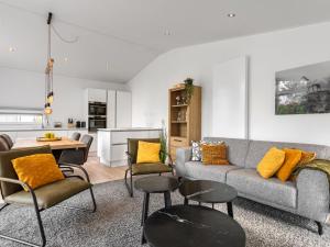 - un salon avec un canapé, des chaises et une table dans l'établissement Holiday Home Vakantiehuis Ruisweg 80 by Interhome, à Wemeldinge